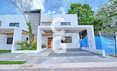 Casa en Venta en Cancún en Residencial Rio con 4 Recámaras y Alberca