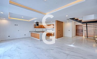 Casa en Venta en Cancún en Residencial Rio con 4 Recámaras y Alberca