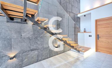 Casa en Venta en Cancún en Residencial Rio con 4 Recámaras y Alberca