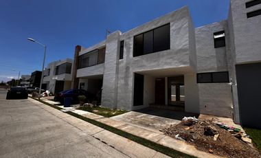 Casa en Venta $4,100,000.00 dentro del Coto Seneca, El Campestre Residencial, CP.45221 en Zapopan, Jalisco, México