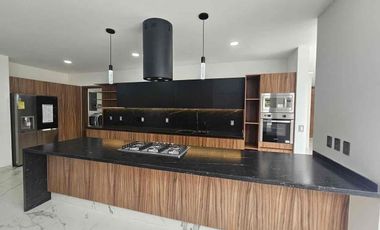 INCREÍBLE RESIDENCIA SEMINUEVA EN VENTA, EN EL PALOMAR. SECCIÓN BOSQUES