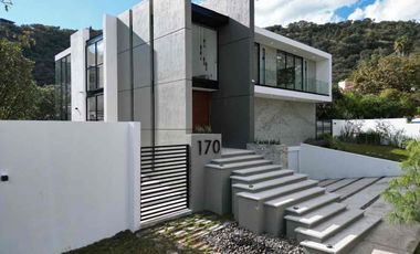 INCREÍBLE RESIDENCIA SEMINUEVA EN VENTA, EN EL PALOMAR. SECCIÓN BOSQUES