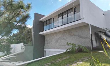 INCREÍBLE RESIDENCIA SEMINUEVA EN VENTA, EN EL PALOMAR. SECCIÓN BOSQUES