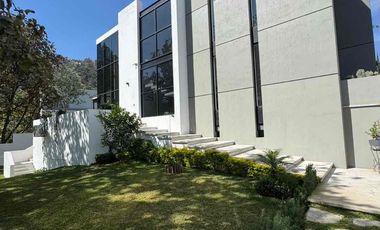 INCREÍBLE RESIDENCIA SEMINUEVA EN VENTA, EN EL PALOMAR. SECCIÓN BOSQUES