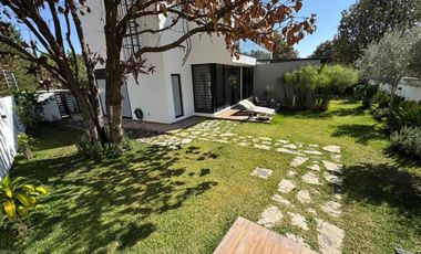INCREÍBLE RESIDENCIA SEMINUEVA EN VENTA, EN EL PALOMAR. SECCIÓN BOSQUES