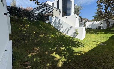 INCREÍBLE RESIDENCIA SEMINUEVA EN VENTA, EN EL PALOMAR. SECCIÓN BOSQUES