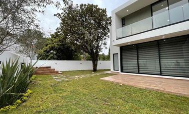 INCREÍBLE RESIDENCIA SEMINUEVA EN VENTA, EN EL PALOMAR. SECCIÓN BOSQUES
