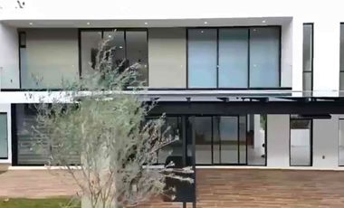INCREÍBLE RESIDENCIA SEMINUEVA EN VENTA, EN EL PALOMAR. SECCIÓN BOSQUES