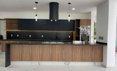 INCREÍBLE RESIDENCIA SEMINUEVA EN VENTA, EN EL PALOMAR. SECCIÓN BOSQUES