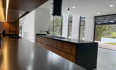 INCREÍBLE RESIDENCIA SEMINUEVA EN VENTA, EN EL PALOMAR. SECCIÓN BOSQUES