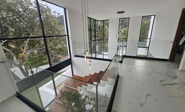 INCREÍBLE RESIDENCIA SEMINUEVA EN VENTA, EN EL PALOMAR. SECCIÓN BOSQUES