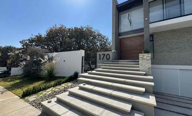 INCREÍBLE RESIDENCIA SEMINUEVA EN VENTA, EN EL PALOMAR. SECCIÓN BOSQUES