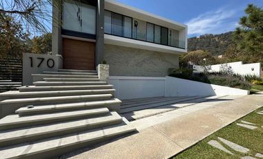 INCREÍBLE RESIDENCIA SEMINUEVA EN VENTA, EN EL PALOMAR. SECCIÓN BOSQUES