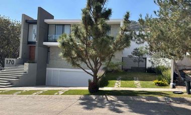 INCREÍBLE RESIDENCIA SEMINUEVA EN VENTA, EN EL PALOMAR. SECCIÓN BOSQUES