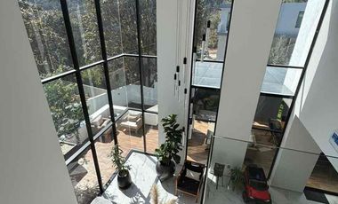 INCREÍBLE RESIDENCIA SEMINUEVA EN VENTA, EN EL PALOMAR. SECCIÓN BOSQUES