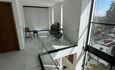 INCREÍBLE RESIDENCIA SEMINUEVA EN VENTA, EN EL PALOMAR. SECCIÓN BOSQUES