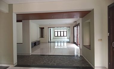 House For Rent 4 Bedrooms, Private Pool & Big Garden - Kuningan Jakarta Selatan