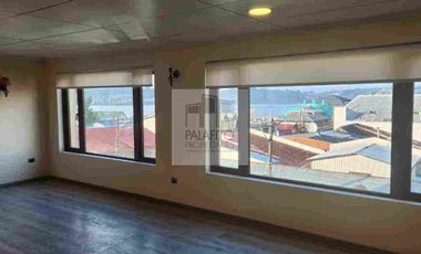 Se ofrece en arriendo un departamento en el centro de Castro.