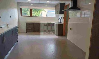 Se ofrece en arriendo un departamento en el centro de Castro.