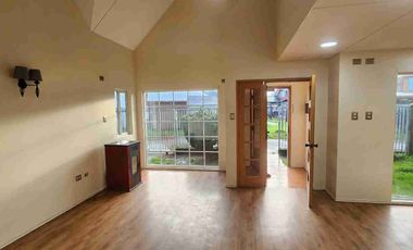 Se ofrece en alquiler casa ubicada a pocos minutos del centro de Castro.