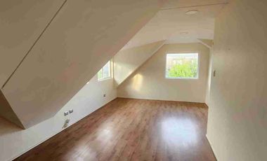 Se ofrece en alquiler casa ubicada a pocos minutos del centro de Castro.