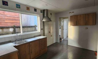 Se ofrece en alquiler casa ubicada a pocos minutos del centro de Castro.