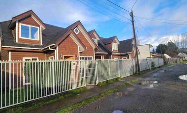 Se ofrece en alquiler casa ubicada a pocos minutos del centro de Castro.