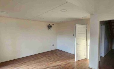 Se ofrece en alquiler casa ubicada a pocos minutos del centro de Castro.