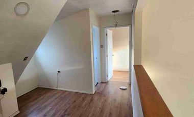 Se ofrece en alquiler casa ubicada a pocos minutos del centro de Castro.