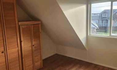 Se ofrece en alquiler casa ubicada a pocos minutos del centro de Castro.