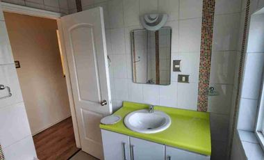 Se ofrece en alquiler casa ubicada a pocos minutos del centro de Castro.