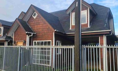 Se ofrece en alquiler casa ubicada a pocos minutos del centro de Castro.