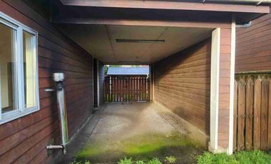 Se ofrece en alquiler casa ubicada a pocos minutos del centro de Castro.