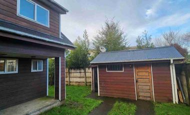 Se ofrece en alquiler casa ubicada a pocos minutos del centro de Castro.