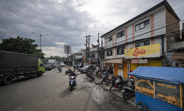 Rumah 3 Lantai Sekaligus Usaha di Pertigaan Jalan Raya Besar Ramai