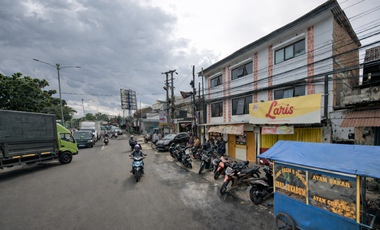 Rumah 3 Lantai Sekaligus Usaha di Pertigaan Jalan Raya Besar Ramai