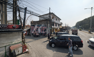 Rumah 3 Lantai Sekaligus Usaha di Pertigaan Jalan Raya Besar Ramai