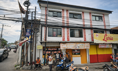 Rumah 3 Lantai Sekaligus Usaha di Pertigaan Jalan Raya Besar Ramai