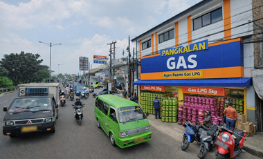 Rumah 3 Lantai Sekaligus Usaha di Pertigaan Jalan Raya Besar Ramai