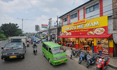 Rumah 3 Lantai Sekaligus Usaha di Pertigaan Jalan Raya Besar Ramai