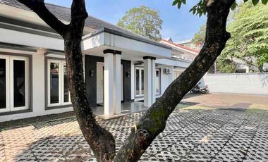 Rumah 1 Lantai Bangka Kemang Strategis, Jarang Ada, LT 696 m² Kolam Renang Harga Nego