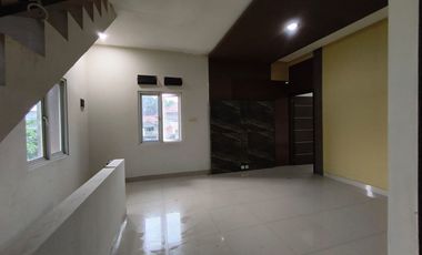 Rumah 2.5 Lantai di Pinggir Jalan Soghiri 5 Menit ke TOL Tanah Baru