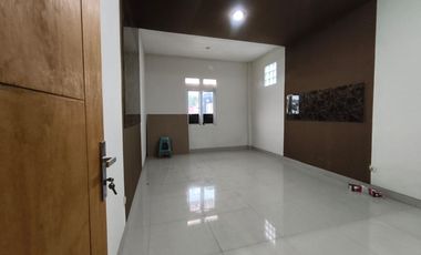 Rumah 2.5 Lantai di Pinggir Jalan Soghiri 5 Menit ke TOL Tanah Baru