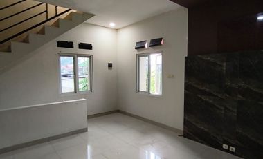 Rumah 2.5 Lantai di Pinggir Jalan Soghiri 5 Menit ke TOL Tanah Baru