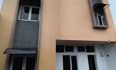 Rumah 2.5 Lantai di Pinggir Jalan Soghiri 5 Menit ke TOL Tanah Baru