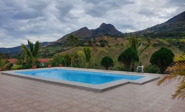 En Venta  Quinta en Yunguilla con 2 casas, piscina y árboles frutales