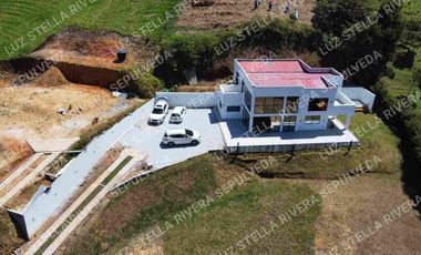 EN VENTA ESPECTACULAR MANSION. EN EL CARMEN DE VIBORAL.