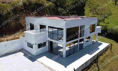 EN VENTA ESPECTACULAR MANSION. EN EL CARMEN DE VIBORAL.