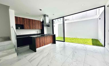 Casa nueva con roof top en Coto Savia Central
