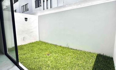 Casa nueva con roof top en Coto Savia Central
